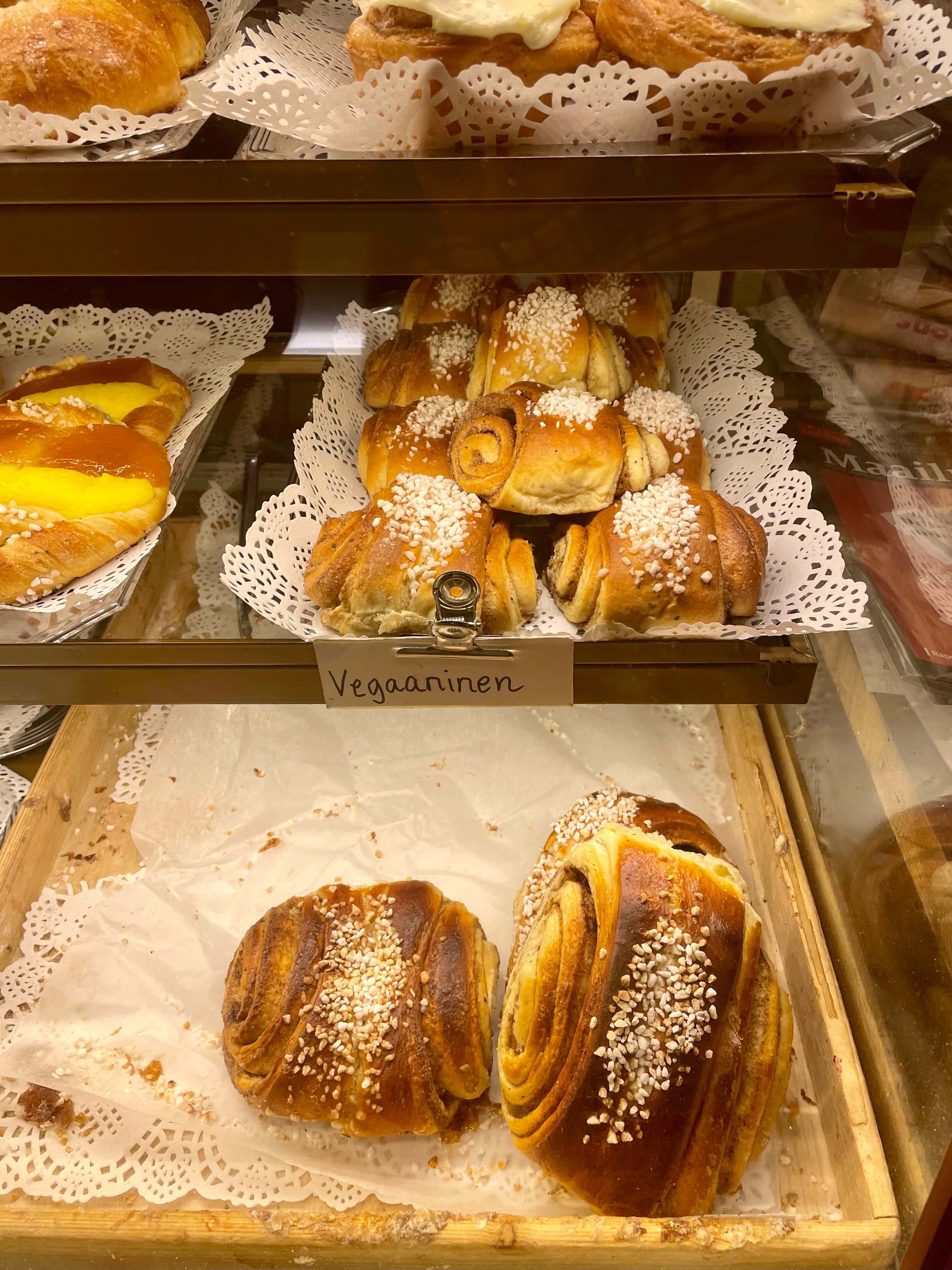 Salmon soup and cinnamon buns in Café Sùccés