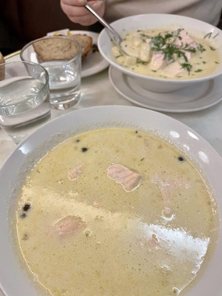 Salmon soup and cinnamon buns in Café Sùccés